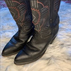 Vintage Western Boots with cute Southwest stitching! ♥️